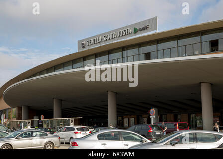 Les gens et les voitures à l'extérieur de la gare de Santa Justa, Séville, Espagne Banque D'Images