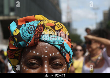 (151120) -- SAO PAULO, 20 novembre 2015 (Xinhua) -- une femme prend part aux célébrations du Jour de la Conscience Noire à Sao Paulo, Brésil, le 20 novembre 2015. Le jour de la Conscience Noire est célébrée chaque année dans différentes villes du Brésil en l'honneur de la 17e siècle la lutte contre l'esclavage Zumbi dos Palmares leader. (Xinhua/Rahel Patrasso) (rp) (vf) (FNC) Banque D'Images