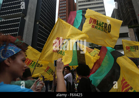 (151120) -- SAO PAULO, 20 novembre 2015 (Xinhua) -- les gens prennent part aux célébrations du Jour de la Conscience Noire à Sao Paulo, Brésil, le 20 novembre 2015. Le jour de la Conscience Noire est célébrée chaque année dans différentes villes du Brésil en l'honneur de la 17e siècle la lutte contre l'esclavage Zumbi dos Palmares leader. (Xinhua/Rahel Patrasso) (rp) (vf) (FNC) Banque D'Images