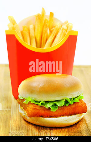 Hamburger et des frites et du poisson est photographié sur une planche en bois Banque D'Images