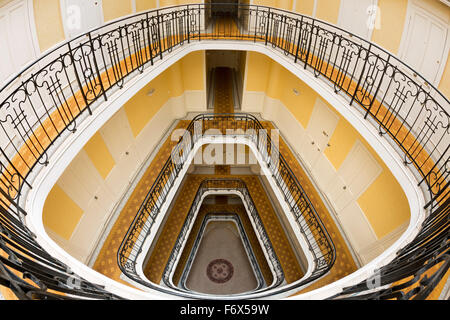 Les débarquements de l'ex-Astoria Palace Hotel, à Vichy (France). Paliers de l'ancien hôtel Astoria Palace, à Vichy (France). Banque D'Images