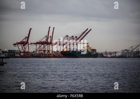 Port de Seattle. Grues de chargement en attendant de charger des conteneurs sur les navires qui partent vers les ports du monde entier. Banque D'Images