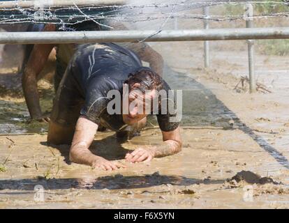 SIGNA, ITALIE - 9 mai 2015 : l'homme qui passe sous les fils lors de l'Inferno de boue Run concours course près de Florence Banque D'Images