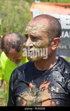 SIGNA, ITALIE - 9 mai 2015 : Portrait d'un homme de la terre avec de la boue pendant une compétition Mud Run en Italie Banque D'Images