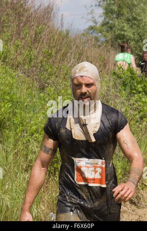 SIGNA, ITALIE - 9 mai 2015 : Portrait d'un homme de la terre avec de la boue pendant une compétition Mud Run en Italie Banque D'Images