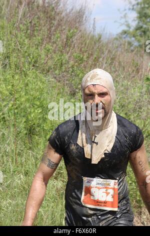 SIGNA, ITALIE - 9 mai 2015 : Portrait d'un homme de la terre avec de la boue pendant une compétition Mud Run en Italie Banque D'Images