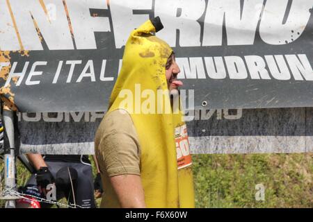 SIGNA, ITALIE - 9 mai 2015 : l'homme habillé comme une banane pendant la compétition de course de boue près de Florence, toute la saleté par la boue Banque D'Images