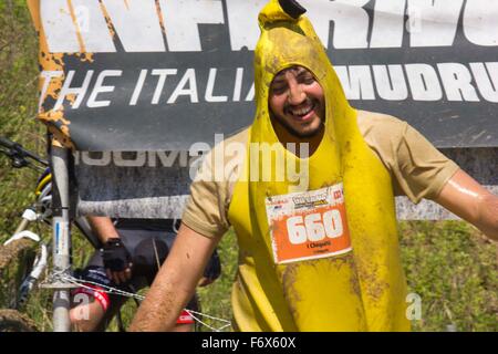 SIGNA, ITALIE - 9 mai 2015 : l'homme habillé comme une banane pendant la compétition de course de boue près de Florence, toute la saleté par la boue Banque D'Images