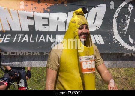 SIGNA, ITALIE - 9 mai 2015 : l'homme habillé comme une banane pendant la compétition de course de boue près de Florence, toute la saleté par la boue Banque D'Images