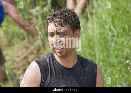 SIGNA, ITALIE - 9 mai 2015 : Portrait d'un homme de la terre avec de la boue pendant une compétition Mud Run en Italie Banque D'Images