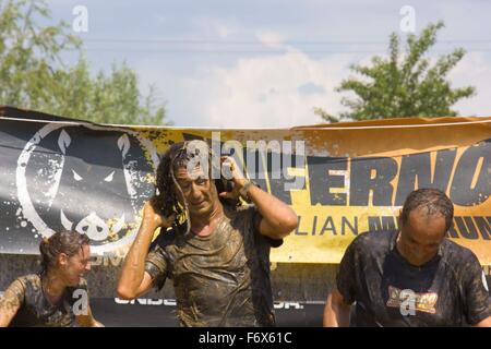 SIGNA, ITALIE - 9 mai 2015 : Portrait d'un homme de la terre avec de la boue pendant une compétition Mud Run en Italie Banque D'Images