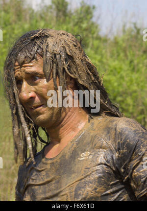 SIGNA, ITALIE - 9 mai 2015 : Portrait d'un homme de la terre avec de la boue pendant une compétition Mud Run en Italie Banque D'Images