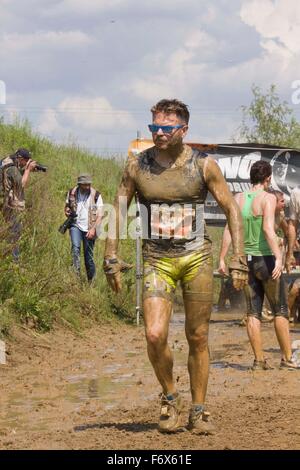 SIGNA, ITALIE - 9 mai 2015 : Portrait d'un homme de la terre avec de la boue pendant une compétition Mud Run en Italie Banque D'Images