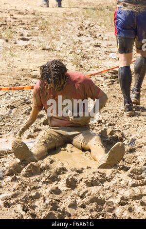 SIGNA, ITALIE - 9 mai 2015 : Portrait d'un homme de la terre s'asseoir dans la boue pendant une compétition Mud Run en Italie Banque D'Images