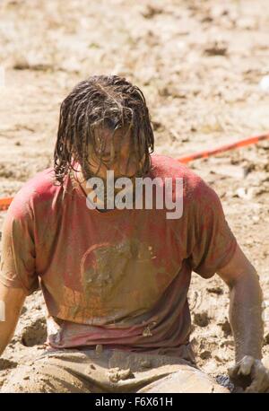 SIGNA, ITALIE - 9 mai 2015 : Portrait d'un homme de la terre avec de la boue pendant une compétition Mud Run en Italie Banque D'Images