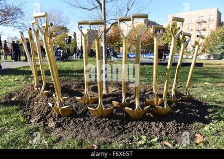 New York City, United States. 20 Nov, 2015. Les pelles d'or tree surround pour être plantées à Joyce Kilmer Park. Maire de Blasio, ancien maire Mike Bloomberg et Bette Midler rejoint d'autres dirigeants de la ville au parc Joyce Kilmer dans le Bronx pour célébrer la plantation d'un million de nouveaux arbres dans NYC avant l'échéancier prévu. Credit : Andy Katz/Pacific Press/Alamy Live News Banque D'Images