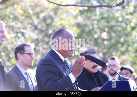 New York City, United States. 20 Nov, 2015. Le commissaire des parcs de New York Mitchell Silver. Maire de Blasio, ancien maire Mike Bloomberg et Bette Midler rejoint d'autres dirigeants de la ville au parc Joyce Kilmer dans le Bronx pour célébrer la plantation d'un million de nouveaux arbres dans NYC avant l'échéancier prévu. Credit : Andy Katz/Pacific Press/Alamy Live News Banque D'Images