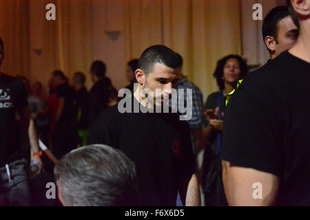 Gibraltar. 20 Nov, 2015. Joe Williams a défendu son titre, Gibraltar avec ceinture MMA contre Andy Palin MMA Système équipe britannique à la salle centrale à Gibraltar. Le Gibraltar Cage MMA Fight Night, "Rock en état de siège" a également vu des combats entre Nathan Ponce de Leon Gib MMA vs Ruben Abdeslam, Vera MMA Melilla Espagne - 95 Kgs, Francis Cabrera Gib MMA vs Ben Ali Mouad MMA Tanger - 70 Kgs, Ben Carter Système MMA UK vs Santiago Porras MMA Melilla Espagne - 90 Kgs, Jyl Poso Gib MMA vs Ismael Bekarni MMA Malaga Espagne - 85 Kgs, Nazart Abdeslam Vera MMA Melilla Espagne vs Yvav Geraghtyhy Système MMA UK - 80 Kgs, © Ste Banque D'Images