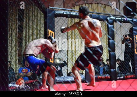 Gibraltar. 20 Nov, 2015. Joe Williams a défendu son titre, Gibraltar avec ceinture MMA contre Andy Palin MMA Système équipe britannique à la salle centrale à Gibraltar. Le Gibraltar Cage MMA Fight Night, "Rock en état de siège" a également vu des combats entre Nathan Ponce de Leon Gib MMA vs Ruben Abdeslam, Vera MMA Melilla Espagne - 95 Kgs, Francis Cabrera Gib MMA vs Ben Ali Mouad MMA Tanger - 70 Kgs, Ben Carter Système MMA UK vs Santiago Porras MMA Melilla Espagne - 90 Kgs, Jyl Poso Gib MMA vs Ismael Bekarni MMA Malaga Espagne - 85 Kgs, Nazart Abdeslam Vera MMA Melilla Espagne vs Yvav Geraghtyhy Système MMA UK - 80 Kgs, © Ste Banque D'Images