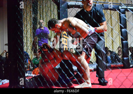 Gibraltar. 20 Nov, 2015. Joe Williams a défendu son titre, Gibraltar avec ceinture MMA contre Andy Palin MMA Système équipe britannique à la salle centrale à Gibraltar. Le Gibraltar Cage MMA Fight Night, "Rock en état de siège" a également vu des combats entre Nathan Ponce de Leon Gib MMA vs Ruben Abdeslam, Vera MMA Melilla Espagne - 95 Kgs, Francis Cabrera Gib MMA vs Ben Ali Mouad MMA Tanger - 70 Kgs, Ben Carter Système MMA UK vs Santiago Porras MMA Melilla Espagne - 90 Kgs, Jyl Poso Gib MMA vs Ismael Bekarni MMA Malaga Espagne - 85 Kgs, Nazart Abdeslam Vera MMA Melilla Espagne vs Yvav Geraghtyhy Système MMA UK - 80 Kgs, © Ste Banque D'Images