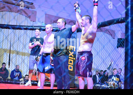 Gibraltar. 20 Nov, 2015. Joe Williams a défendu son titre, Gibraltar avec ceinture MMA contre Andy Palin MMA Système équipe britannique à la salle centrale à Gibraltar. Le Gibraltar Cage MMA Fight Night, "Rock en état de siège" a également vu des combats entre Nathan Ponce de Leon Gib MMA vs Ruben Abdeslam, Vera MMA Melilla Espagne - 95 Kgs, Francis Cabrera Gib MMA vs Ben Ali Mouad MMA Tanger - 70 Kgs, Ben Carter Système MMA UK vs Santiago Porras MMA Melilla Espagne - 90 Kgs, Jyl Poso Gib MMA vs Ismael Bekarni MMA Malaga Espagne - 85 Kgs, Nazart Abdeslam Vera MMA Melilla Espagne vs Yvav Geraghtyhy Système MMA UK - 80 Kgs, © Ste Banque D'Images