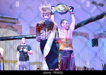 Gibraltar. 20 Nov, 2015. Joe Williams a défendu son titre, Gibraltar avec ceinture MMA contre Andy Palin MMA Système équipe britannique à la salle centrale à Gibraltar. Le Gibraltar Cage MMA Fight Night, "Rock en état de siège" a également vu des combats entre Nathan Ponce de Leon Gib MMA vs Ruben Abdeslam, Vera MMA Melilla Espagne - 95 Kgs, Francis Cabrera Gib MMA vs Ben Ali Mouad MMA Tanger - 70 Kgs, Ben Carter Système MMA UK vs Santiago Porras MMA Melilla Espagne - 90 Kgs, Jyl Poso Gib MMA vs Ismael Bekarni MMA Malaga Espagne - 85 Kgs, Nazart Abdeslam Vera MMA Melilla Espagne vs Yvav Geraghtyhy Système MMA UK - 80 Kgs, © Ste Banque D'Images