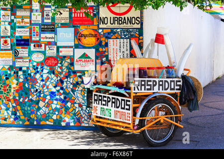 Vente de boissons aux fruits frais Barrow au coin d'une rue dans la Zona Romantica, Puerto Vallarta, Mexique Banque D'Images