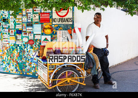 Vente de boissons aux fruits frais Barrow au coin d'une rue dans la Zona Romantica, Puerto Vallarta, Mexique Banque D'Images