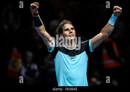 Londres, Grande-Bretagne. 20 Nov, 2015. Rafael Nadal l'Espagne célèbre victoire après la phase de groupes match contre l'Espagne David Ferrer à l'ATP World Tour Finals à Londres, Grande-Bretagne, le 20 novembre, 2015. Nadal a gagné 2-1. Credit : Tang Shi/Xinhua/Alamy Live News Banque D'Images