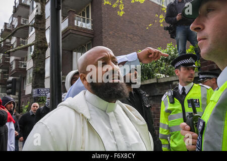 Les IMAGES PRISES DE FICHIER : Londres, Royaume-Uni. 18 avril 2014 : Abu Izzadeen islamiste radical, également connu sous le nom de Trevor Brooks a été arrêté par des officiers le samedi à Lokoshaza - un point de passage sur la frontière hongroise, en dépit d'être dans le cadre d'une interdiction de voyager au Royaume-Uni Crédit : Guy Josse/Alamy Live News Banque D'Images