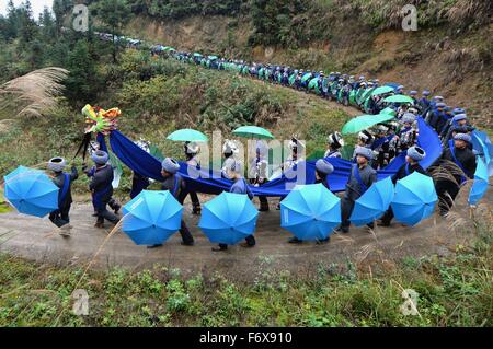 Tongren, de la province du Guizhou en Chine. 20 Nov, 2015. Les gens célébrant le Festival promenade dans Gouju Jielong, Songtao Village Miao comté autonome de la ville de Tongren, de la province du Guizhou, au sud-ouest de la Chine, le 20 novembre, 2015. Credit : Long Yuanbin/Xinhua/Alamy Live News Banque D'Images