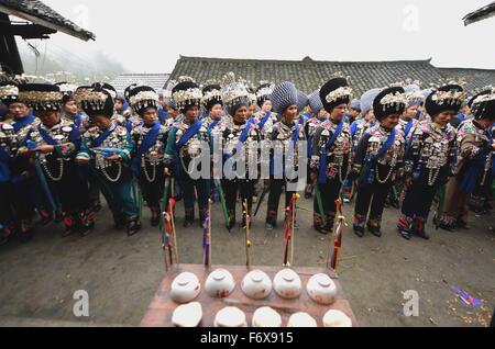 Tongren, de la province du Guizhou en Chine. 20 Nov, 2015. Les gens adorent le Dieu pendant le Jielong Festival à Gouju, Songtao Village Miao comté autonome de Tongren, Ville de la province du Guizhou, au sud-ouest de la Chine, le 20 novembre, 2015. Credit : Long Yuanbin/Xinhua/Alamy Live News Banque D'Images