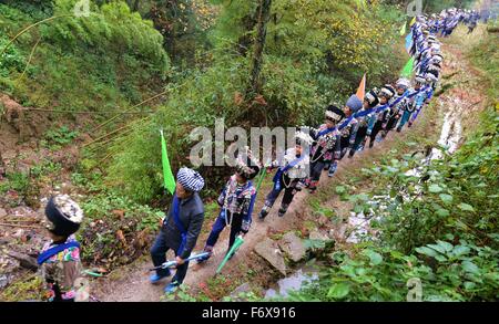 Tongren, de la province du Guizhou en Chine. 20 Nov, 2015. Les gens célébrant le Festival promenade dans Gouju Jielong, Songtao Village Miao comté autonome de la ville de Tongren, de la province du Guizhou, au sud-ouest de la Chine, le 20 novembre, 2015. Credit : Long Yuanbin/Xinhua/Alamy Live News Banque D'Images