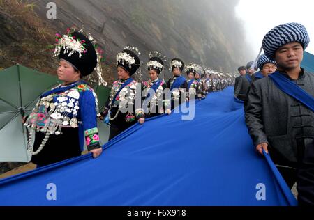 Tongren, de la province du Guizhou en Chine. 20 Nov, 2015. Les gens célébrant le Festival promenade dans Gouju Jielong, Songtao Village Miao comté autonome de la ville de Tongren, de la province du Guizhou, au sud-ouest de la Chine, le 20 novembre, 2015. Credit : Long Yuanbin/Xinhua/Alamy Live News Banque D'Images