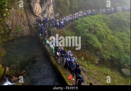 Tongren, de la province du Guizhou en Chine. 20 Nov, 2015. Les gens assistent à l'Jielong Festival à Gouju, Songtao Village Miao comté autonome de la ville de Tongren, de la province du Guizhou, au sud-ouest de la Chine, le 20 novembre, 2015. Credit : Long Yuanbin/Xinhua/Alamy Live News Banque D'Images