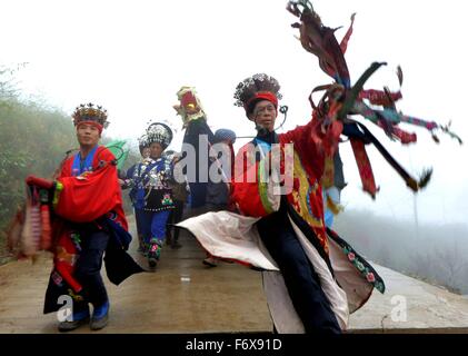 Tongren, de la province du Guizhou en Chine. 20 Nov, 2015. Au cours de la danse des sorciers Jielong Festival à Gouju, Songtao Village Miao comté autonome de la ville de Tongren, de la province du Guizhou, au sud-ouest de la Chine, le 20 novembre, 2015. Credit : Long Yuanbin/Xinhua/Alamy Live News Banque D'Images