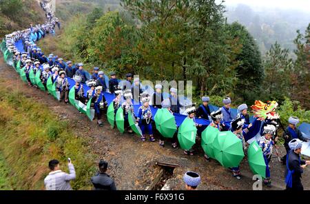 Tongren, de la province du Guizhou en Chine. 20 Nov, 2015. Les gens célébrant le Festival promenade dans Gouju Jielong, Songtao Village Miao comté autonome de la ville de Tongren, de la province du Guizhou, au sud-ouest de la Chine, le 20 novembre, 2015. Credit : Long Yuanbin/Xinhua/Alamy Live News Banque D'Images