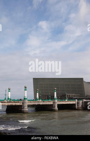 Les deux cubes de verre du Kursaal, centre culturel, qui s'élèvent à côté du Rio Urumea et la plage de Zurriola dans le quartier Gros de la ville Banque D'Images