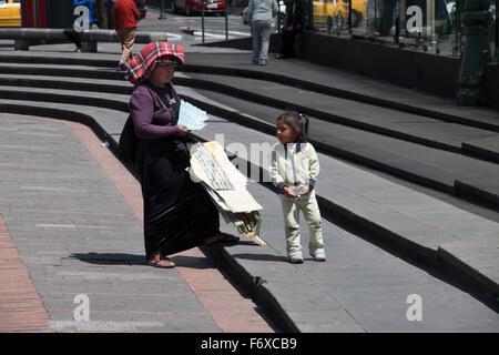 Plaza Santo Domingo à Quito, l'Equateur est un lieu de rencontre populaire. Banque D'Images