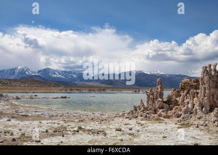 Lac mono en Californie avec tours de tuf et les nuages des capacités sur les montagnes. Banque D'Images