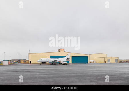 Sur l'aéroport de St Paul, un avion à hélice turbo à l'avant-plan, l'île Saint-Paul, le sud-ouest de l'Alaska, USA, l'été Banque D'Images