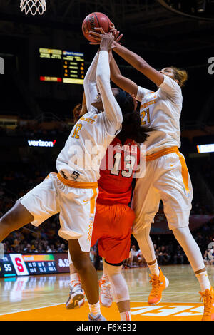 20 novembre 2015 : Bashaara Graves # 12 et # 21 Mercedes Russell de la Tennessee Lady bénévoles bataille Brianna Butler # 13 de la Syracuse Orange pour le rebond au cours du jeu de basket-ball de NCAA entre l'Université du Tennessee Lady bénévoles et l'Université de Syracuse Orange à Thompson Boling Arena de Knoxville TN Tim Gangloff/CSM Banque D'Images