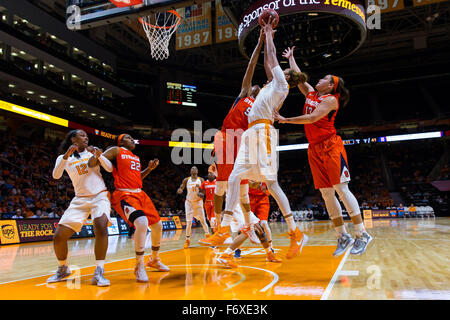 20 novembre 2015 : Mercedes Russell # 21 de l'Ohio Lady bénévoles batailles pour le rebond contre Briana jour # 50 et # 13 Brianna Butler de l'Orange de Syracuse pendant le match de basket-ball de NCAA entre l'Université du Tennessee Lady bénévoles et l'Université de Syracuse Orange à Thompson Boling Arena de Knoxville TN Tim Gangloff/CSM Banque D'Images