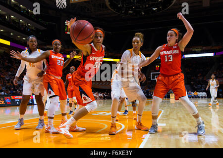 20 novembre 2015 : Mercedes Russell # 21 de l'Ohio Lady bénévoles batailles pour le rebond contre Briana jour # 50 et # 13 Brianna Butler de l'Orange de Syracuse pendant le match de basket-ball de NCAA entre l'Université du Tennessee Lady bénévoles et l'Université de Syracuse Orange à Thompson Boling Arena de Knoxville TN Tim Gangloff/CSM Banque D'Images