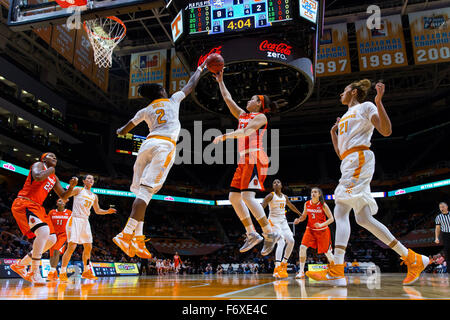 20 novembre 2015 : Jasmine Jones # 2 de la Tennessee Lady bénévoles bloque le tir de Brianna Butler # 13 de l'Orange de Syracuse pendant le match de basket-ball de NCAA entre l'Université du Tennessee Lady bénévoles et l'Université de Syracuse Orange à Thompson Boling Arena de Knoxville TN Tim Gangloff/CSM Banque D'Images