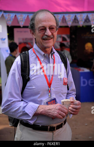 Dhaka, Bangladesh. 21 Nov, 2015. Le lauréat du Prix Nobel américain Harold Eliot Varmus à Dhaka Allumé Fest, le conclave littéraire internationale prééminente du pays, a commencé à l'Académie Bangla sur le campus de l'Université de Dacca. Dhaka, Bangladesh. Le 20 novembre 2015 Crédit : Mamunur Rashid/Alamy Live News Banque D'Images