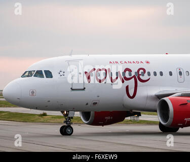 Air Canada rouge Airbus A319 C-GBHY aux couleurs du logo sur l'avant du fuselage de l'appareil Banque D'Images