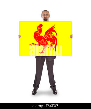 Smiling businessman holding une grande carte, drapeau de la Wallonie, isolated on white Banque D'Images