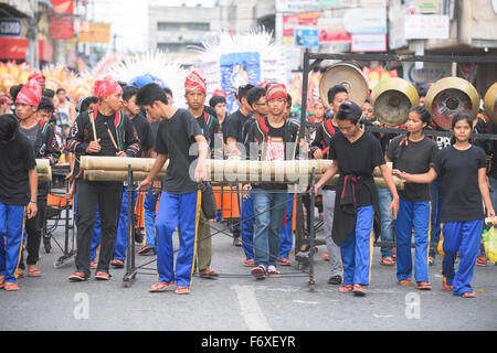 Batteurs participant à la compétition de danse de rue Gensan durant la Fête du thon 2015 dans la ville de General Santos. Banque D'Images