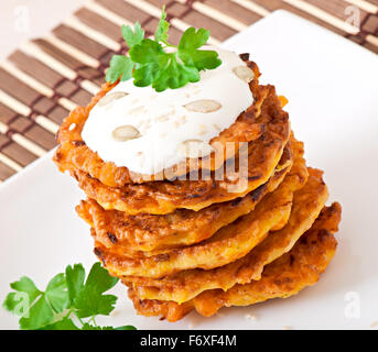 Crêpes à la citrouille avec crème sure Banque D'Images